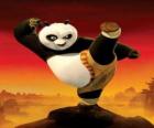 Po, το γιγαντιαίο panda ανεμιστήρας του Kung Fu, την κατάρτιση να γίνει πολεμιστής πλοίαρχος